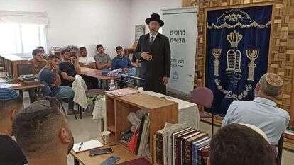 הרב לאו מדבר בישיבת "נטע ימינך" בהר חברון. | עודד בן משה
