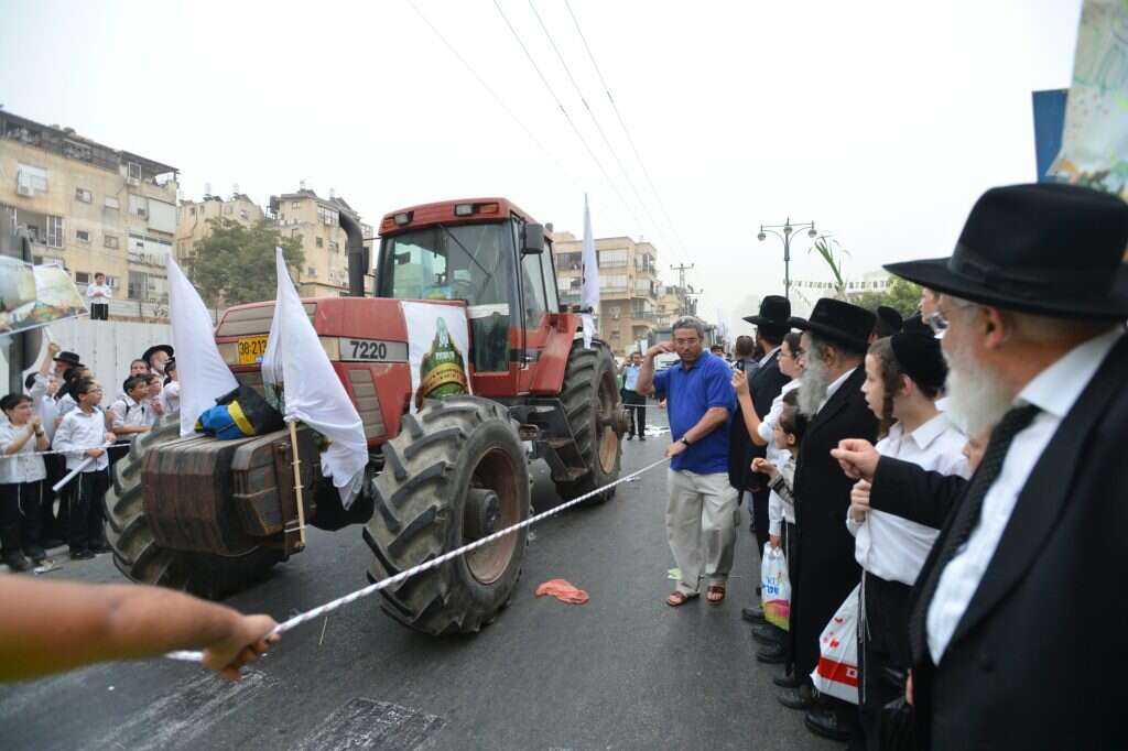 תהלוכת השמיטה לכבוד החקלאים שלא עיבדו את אדמתם. בני ברק, בתום שנת השמיטה הקודמת. | יוסי זליגר