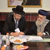 הרבנים הראשיים יצחק יוסף ודוד לאו. | אחיה קליינולד