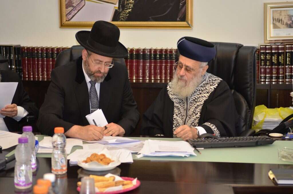 הרבנים הראשיים יצחק יוסף ודוד לאו. | אחיה קליינולד