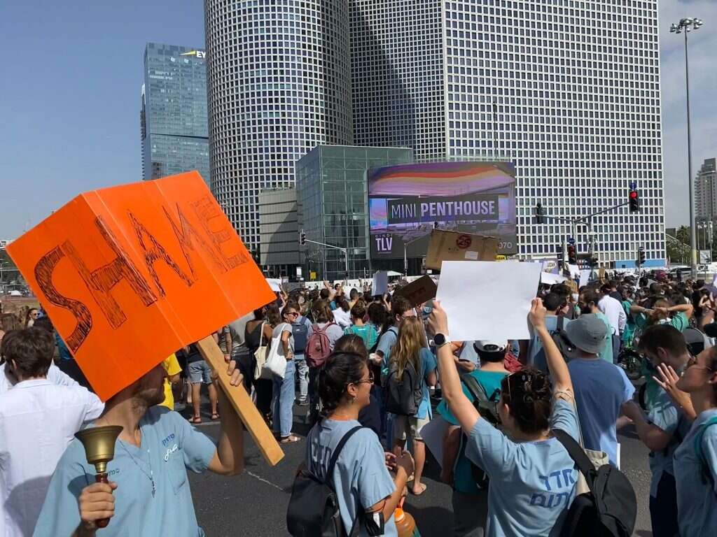 סטודנטים לרפואה מפגינים למען המתמחים. | לורה גולדמן