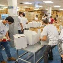 מתנדבים אורזים חבילות מזון לחלוקה מטעם עמותת חסדי נעמי (למצולמים אין קשר לכתבה). | יהושע יוסף