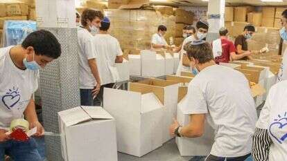 מתנדבים אורזים חבילות מזון לחלוקה מטעם עמותת חסדי נעמי (למצולמים אין קשר לכתבה). | יהושע יוסף