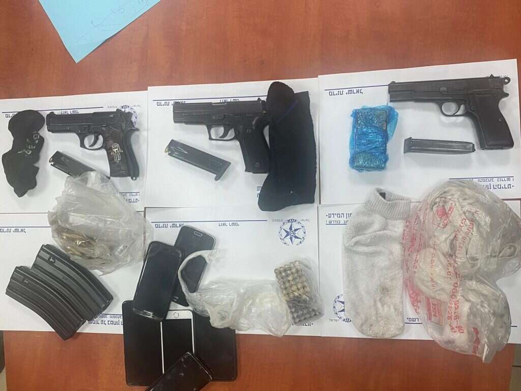 גם אצל משפחות "נורמטיביות". נשק שנתפס במתחם מגורים ברמלה | משטרת ישראל