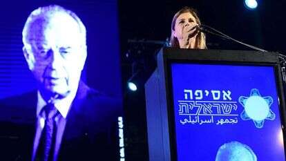 דליה רבין נואמת טקס לזכר אבי. | Tomer Neuberg Flash90 דליה רבין נואמת טקס לזכר אבי. | Tomer Neuberg Flash90