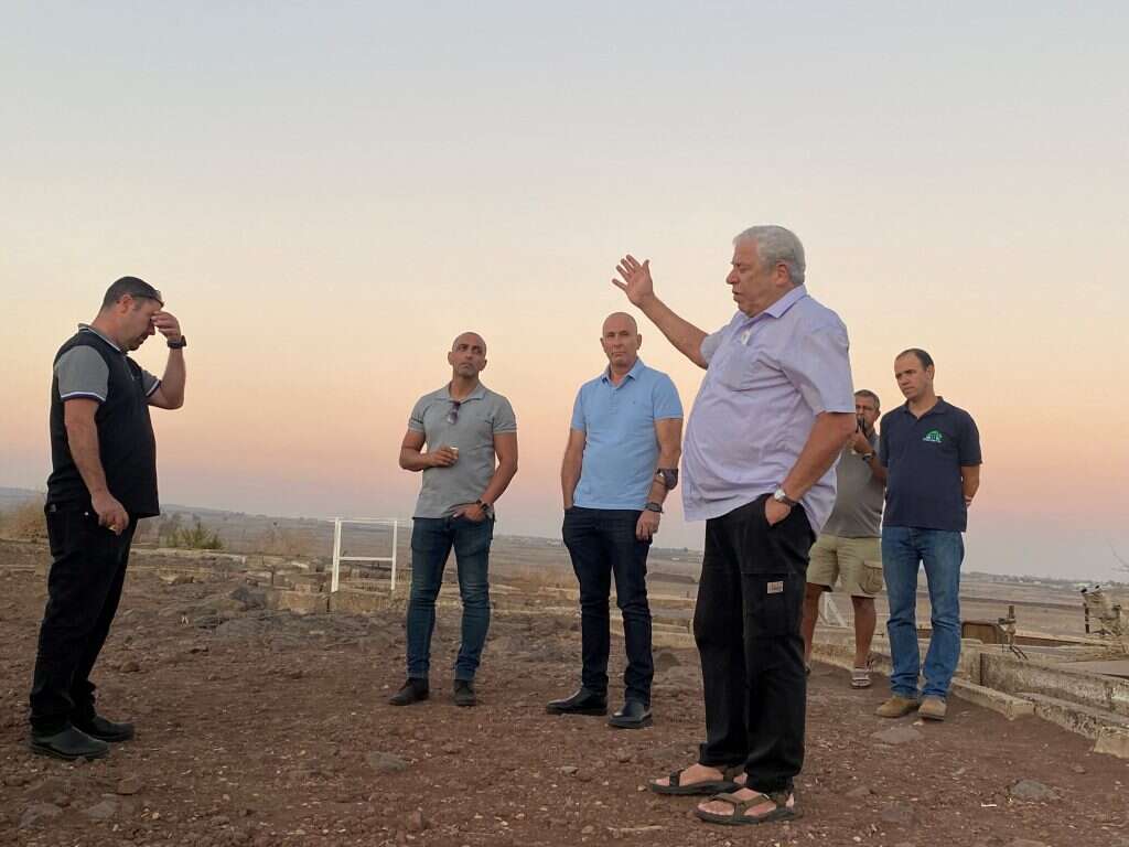 מורשת קרב. מנחם אנסבכר מדריך אורחים במוצב תל סאקי. | חגי סגל