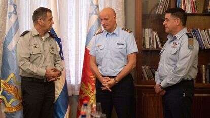 הרמטכ"ל כוכבי עם מפקד חיל האוויר הגרמני ועמיקם נורקין, מפקד חיל האוויר הישראלי. קרדיט: דובר צה"ל