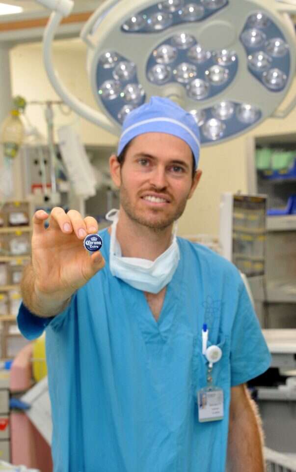 חשוב לשמור על הילדים. ד"ר נתנאל איזנבך עם פקק הבירה | רוני אלברט