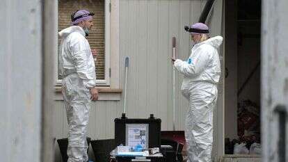 חוקרים פורנזיים של משטרת נורווגיה באחת מזירות הרצח. | AFP