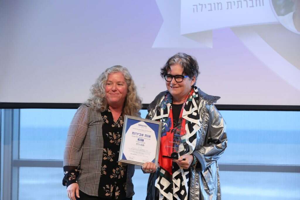 חנה רדו מקבלת את האות. | אלעד מלכה