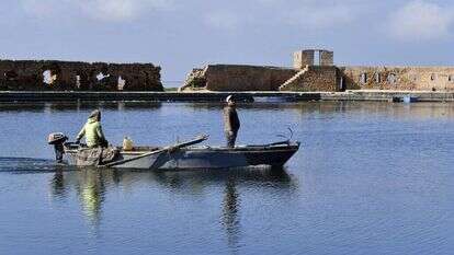 הים, העומד בין תוניסיה לצרפת, הוא מוטיב בעל משמעות תרבותית עמוקה. דייגים בנמל ביזרט. | AFP