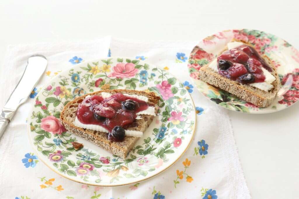 ריבת גויאבות ופירות יער. | אפרת ליכטנשטט ריבת גויאבות ופירות יער. | אפרת ליכטנשטט