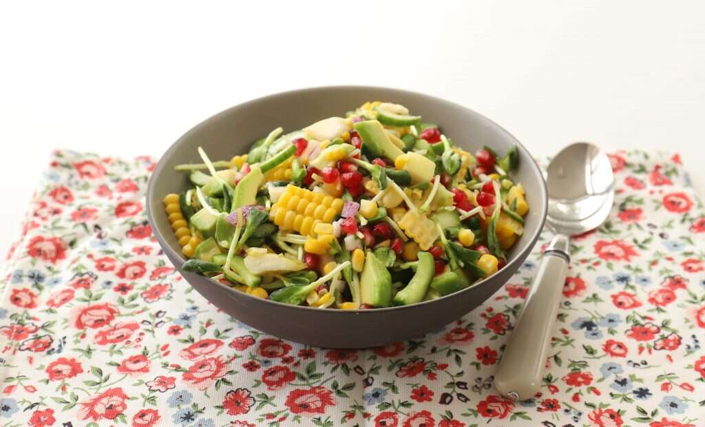 סלט שמח עם גויאבות, תירס, אבוקדו ועוד הרבה דברים טובים. | אפרת ליכטנשטט סלט שמח עם גויאבות, תירס, אבוקדו ועוד הרבה דברים טובים. | אפרת ליכטנשטט