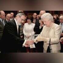 היהודים לא יוכלו להביא ברכה לעולם אם יתנתקו ממנו. הרב זקס מעניק חנוכייה למלכת בריטניה, 2006. | AP