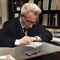 חיים הזז בביתו, 1962. | ורנר בראון, באדיבות יד למורשת חיים הזז, ירושלים