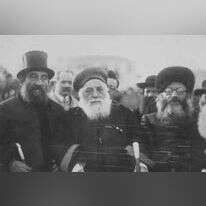 הראי"ה קוק, הרב יעקב מאיר (במרכז) והרב שלמה אהרונסון בהנחת אבן הפינה לבית הבריאות, תל אביב. | באדיבות ארכיון הצילומים של קק"ל