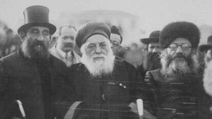 הראי"ה קוק, הרב יעקב מאיר (במרכז) והרב שלמה אהרונסון בהנחת אבן הפינה לבית הבריאות, תל אביב. | באדיבות ארכיון הצילומים של קק"ל