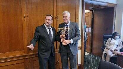 דגן עם הסנאטור קסידי. | באדיבות המועצה האזורית שומרון