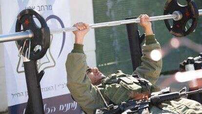 לוחם מתאמן במתקן כושר שנתרם במסגרת התוכנית. | דובר צה"ל