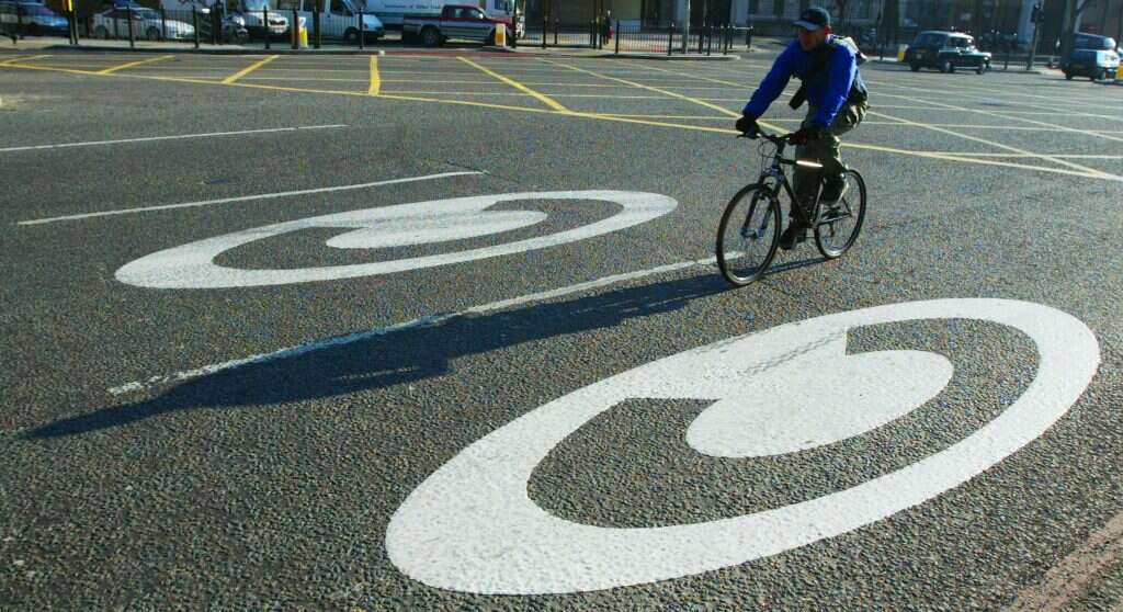רוכב אופניים בכביש הממוסה באגרת גודש בלונדון. | רויטרס