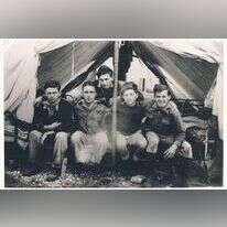 כמעט פרצה מלחמת אחים. ידידיה סגל (מימין) עם חברים ללימודים, אמצע שנות הארבעים