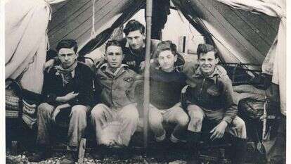 כמעט פרצה מלחמת אחים. ידידיה סגל (מימין) עם חברים ללימודים, אמצע שנות הארבעים