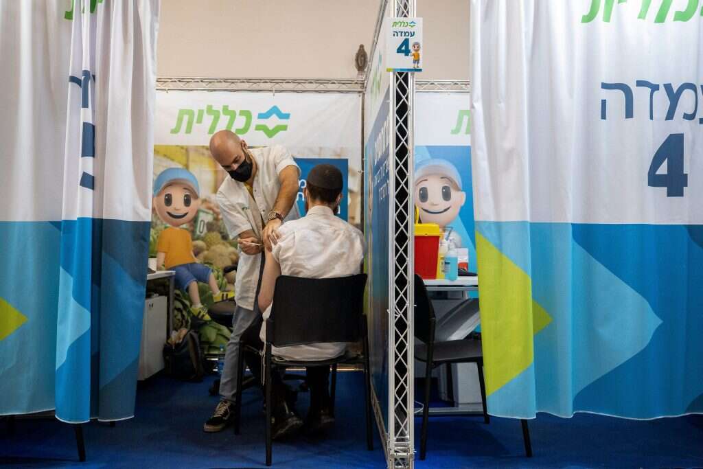 "טוב מספיק בשביל מצב חירום". מתן חיסון לקורונה בירושלים. | יונתן זינדל, פלאש 90