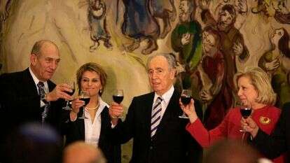 נשיא המדינה דאז שמעון פרס וקולט אביטל (מימין) בכנסת, 2007. | נתי שוחט, פלאש 90