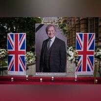 תמונתו של איימס מוצבת ליד הפרלמנט הבריטי, השבוע. | AP