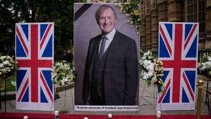תמונתו של איימס מוצבת ליד הפרלמנט הבריטי, השבוע. | AP