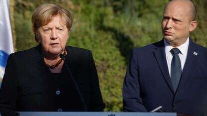 בנט עם קנצלרית גרמניה אנגלה מרקל, במוזיאון יד ושם בשבוע שעבר | אוליבייה פיטוסי, פלאש 90