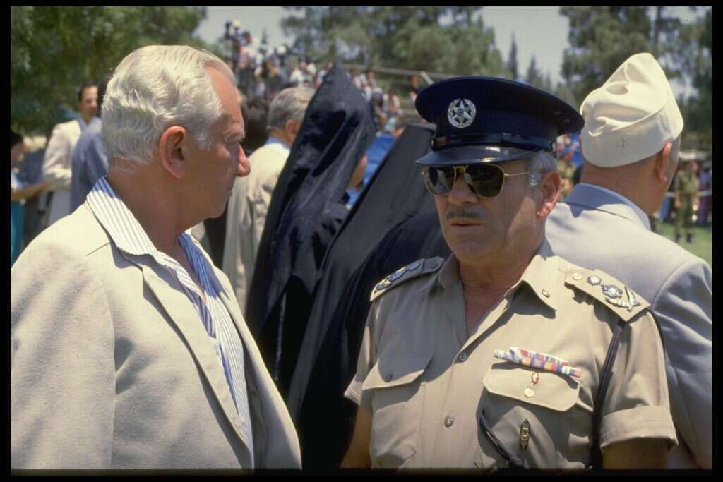 חיים בר־לב עם המפכ"ל דוד קראוס. | סהר יעקב - לע"מ חיים בר־לב עם המפכ"ל דוד קראוס. | סהר יעקב - לע"מ