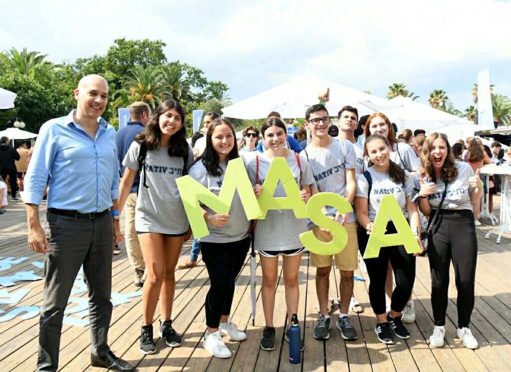 רוס ביחד עם צעירים בארגון מסע. באדיבות מסע