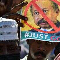 מפגין נגד ראש ממשלת סודן עבדאללה חמדוכ. | " AFP מפגין נגד ראש ממשלת סודן עבדאללה חמדוכ. | " AFP