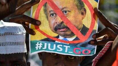 מפגין נגד ראש ממשלת סודן עבדאללה חמדוכ. | " AFP