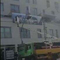 עובדי העירייה מסירים את השלט, | באדיבות עמוד הפייסבוק דרום תל אביב בקריז