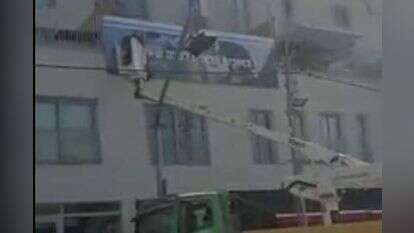 עובדי העירייה מסירים את השלט, | באדיבות עמוד הפייסבוק דרום תל אביב בקריז