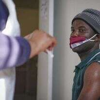 מתן חיסון לקורונה בדרום אפריקה. | EPA