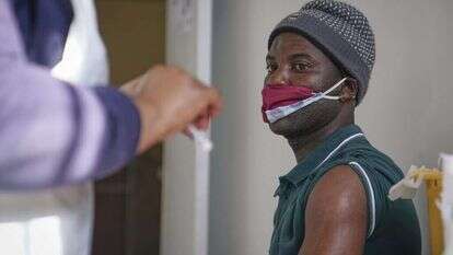 מתן חיסון לקורונה בדרום אפריקה. | EPA מתן חיסון לקורונה בדרום אפריקה. | EPA