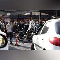 איראנים מתקבצים סביב תחנת דלק שמערכותיה הושבתו במתקפת סייבר. | EPA