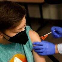 ילד אמריקני מקבל חיסון נגד קורונה של פייזר. | AFP