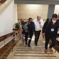 אביר קארה וניר אורבך בדרך לשיחת הפיוס עם שירלי פינטו