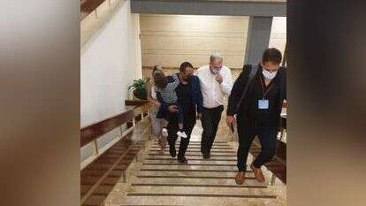 אביר קארה וניר אורבך בדרך לשיחת הפיוס עם שירלי פינטו