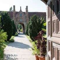 כמו המעמד החברתי, גם הגן האנגלי עבר שינויים מפליגים. טירת סיסינגהרסט, 2019. | שאטרסטוק כמו המעמד החברתי, גם הגן האנגלי עבר שינויים מפליגים. טירת סיסינגהרסט, 2019. | שאטרסטוק