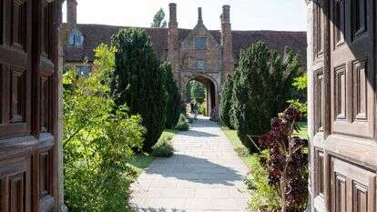 כמו המעמד החברתי, גם הגן האנגלי עבר שינויים מפליגים. טירת סיסינגהרסט, 2019. | שאטרסטוק