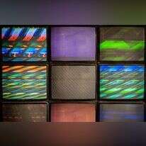 אריק פוטרמן ואריאל סנפירי, "Nonagon", מיצב וידאו אנלוגי, 2021. מתוך התערוכה "מחוגה וגלקסיות" בגלריה ביתא. | שי הלוי