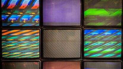 אריק פוטרמן ואריאל סנפירי, "Nonagon", מיצב וידאו אנלוגי, 2021. מתוך התערוכה "מחוגה וגלקסיות" בגלריה ביתא. | שי הלוי