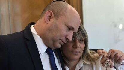 רה"מ בנט וניצה שמואלי. | קובי גדעון, לע"מ