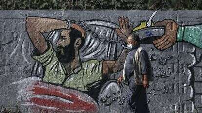 ציור קיר ברצועת עזה, המביע תמיכה באסיר שובת רעב. | AFP