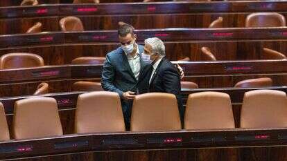 שר החוץ יאיר לפיד עם חבר מפלגתו יוראי להב-הרצנו. | אוליבייה פיטוסי/פלאש90